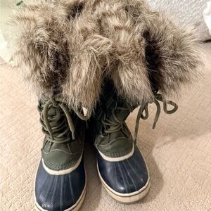 Sorel Olive Green and Navy Faux-Fur Winter Boots